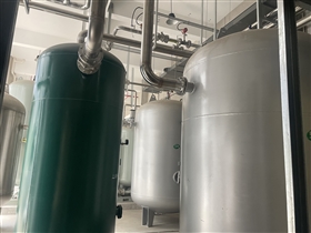 永康研究院不銹鋼儲(chǔ)氣罐現(xiàn)場(chǎng)安裝 (2)