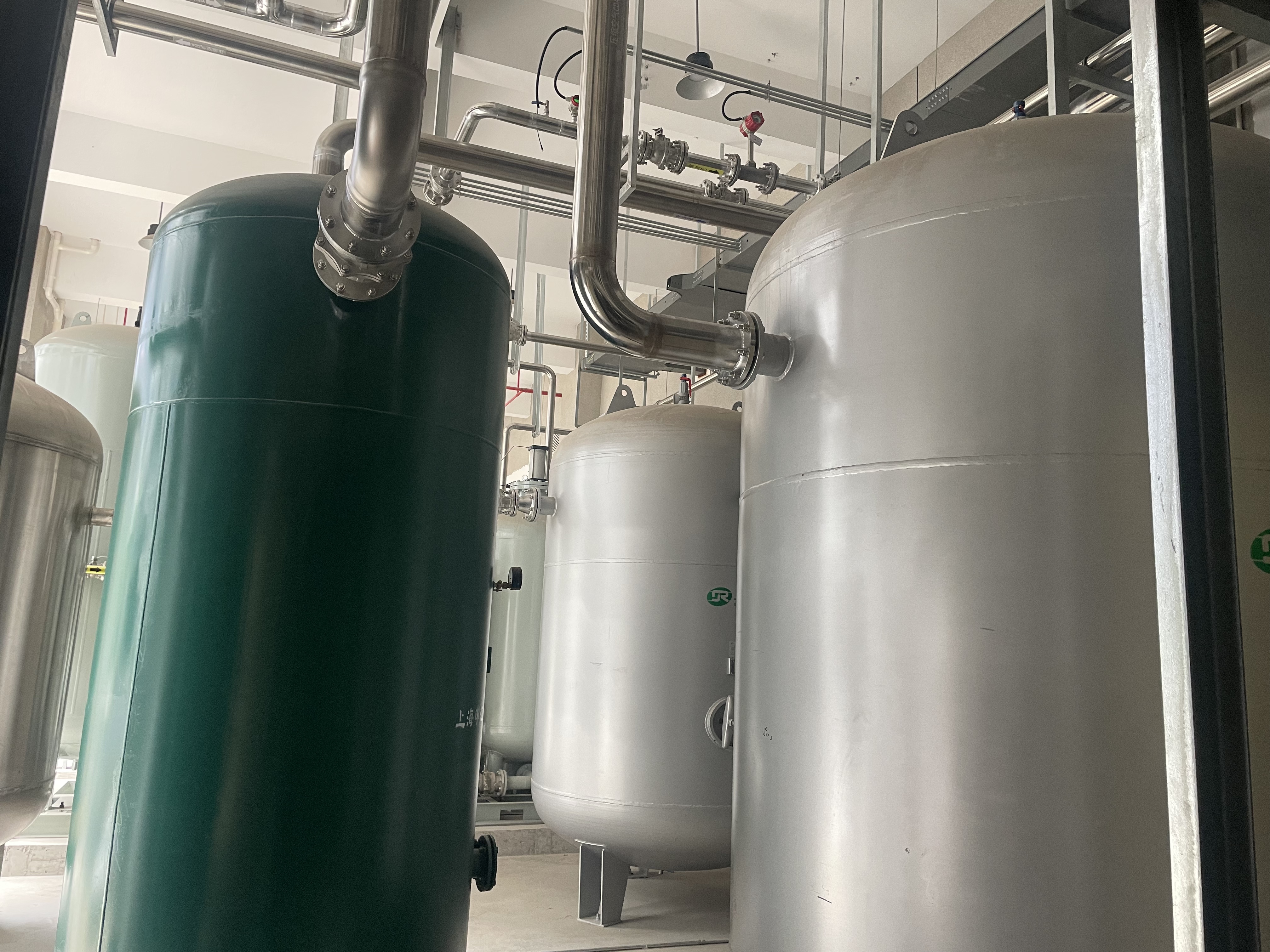 永康研究院不銹鋼儲(chǔ)氣罐現(xiàn)場安裝 (2)